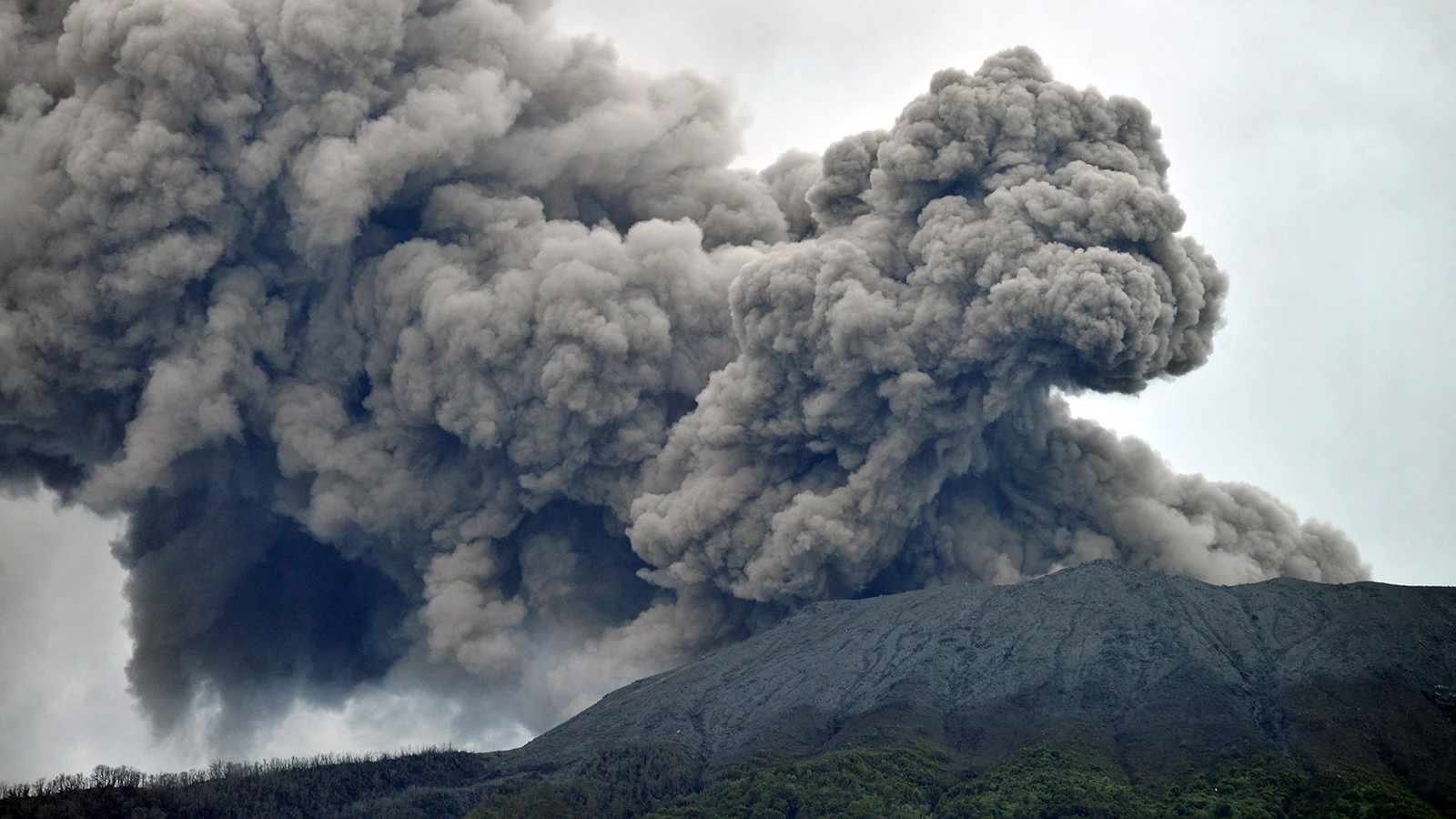 <p>Извержение вулкана Марапи на острове Суматра в Индонезии, начавшееся 3 декабря&nbsp;</p>