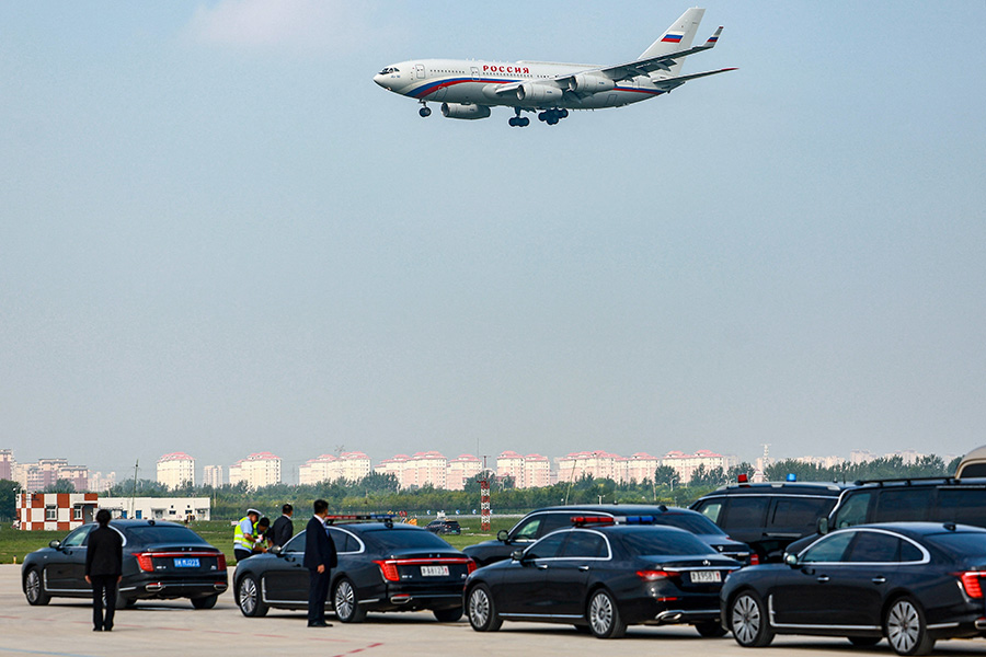 Самолет президента России Владимира Путина во время приземления в аэропорту Биньхай.
