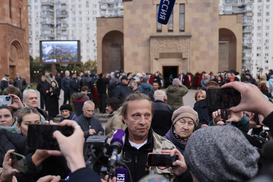 Иван Охлобыстин, с которым Кеосаян вместе учился во ВГИКе, посетил прощальную церемонию.