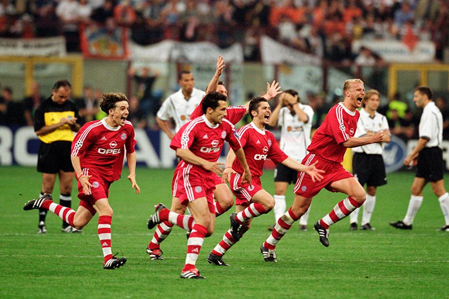 Игроки «Баварии» празднуют победу в серии пенальти над «Валенсией» во время финала Лиги чемпионов УЕФА между «Баварией» и «Валенсией», который состоялся на стадионе «Сан-Сиро» в Милане, 2001 год