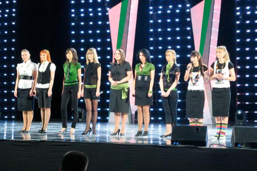 Ксения Корнева (в центре) во время выступления в команде &laquo;Бюст Ленина&raquo;