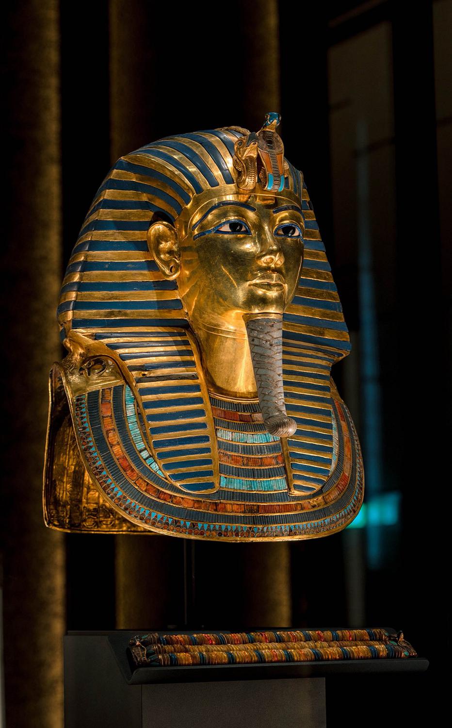 Золотая погребальная маска Тутанхамона, около 1323 до н. э.