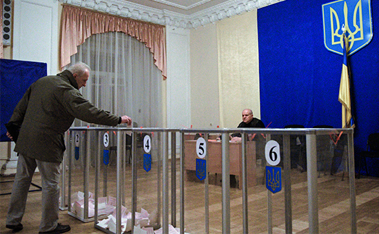 Житель Киева на избирательном участке во время второго тура выборов в органы местного самоуправления в Киеве