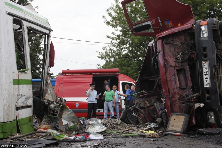 Столкновение автобуса с грузовиком под Подольском: 18 погибших