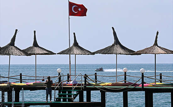 Отдыхающие на одном из пляжей Турции



