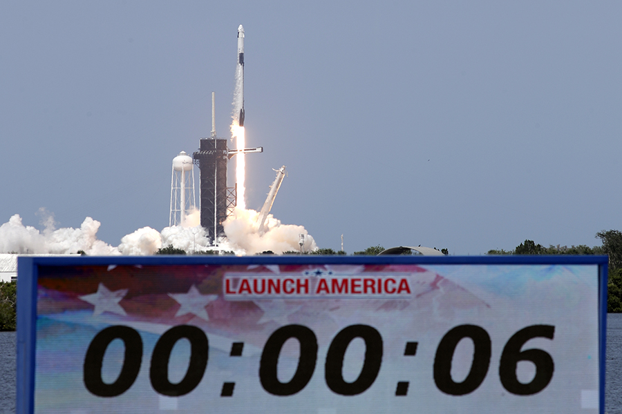 



Ракета Falcon 9 с космическим кораблем Crew Dragon стартует с космодрома на мысе Канаверал, штат Флорида


