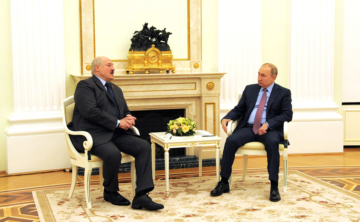 Путин пообещал поставить Лукашенко новые образцы военной техники"/>














