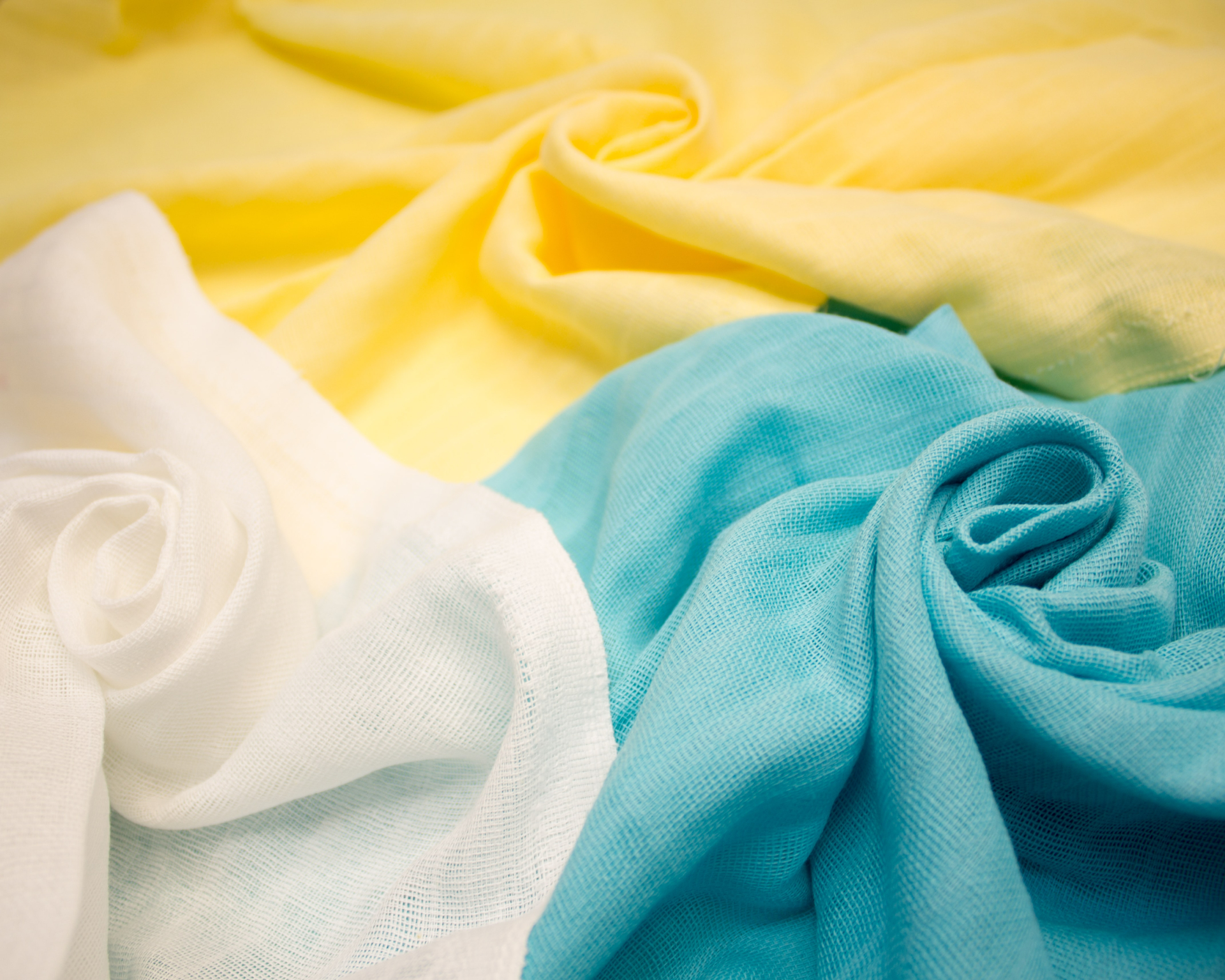 Натуральные ткани не очень высокой плотности, такие как шелк или лен &mdash; оптимальный компромисс для балдахина над кроватью