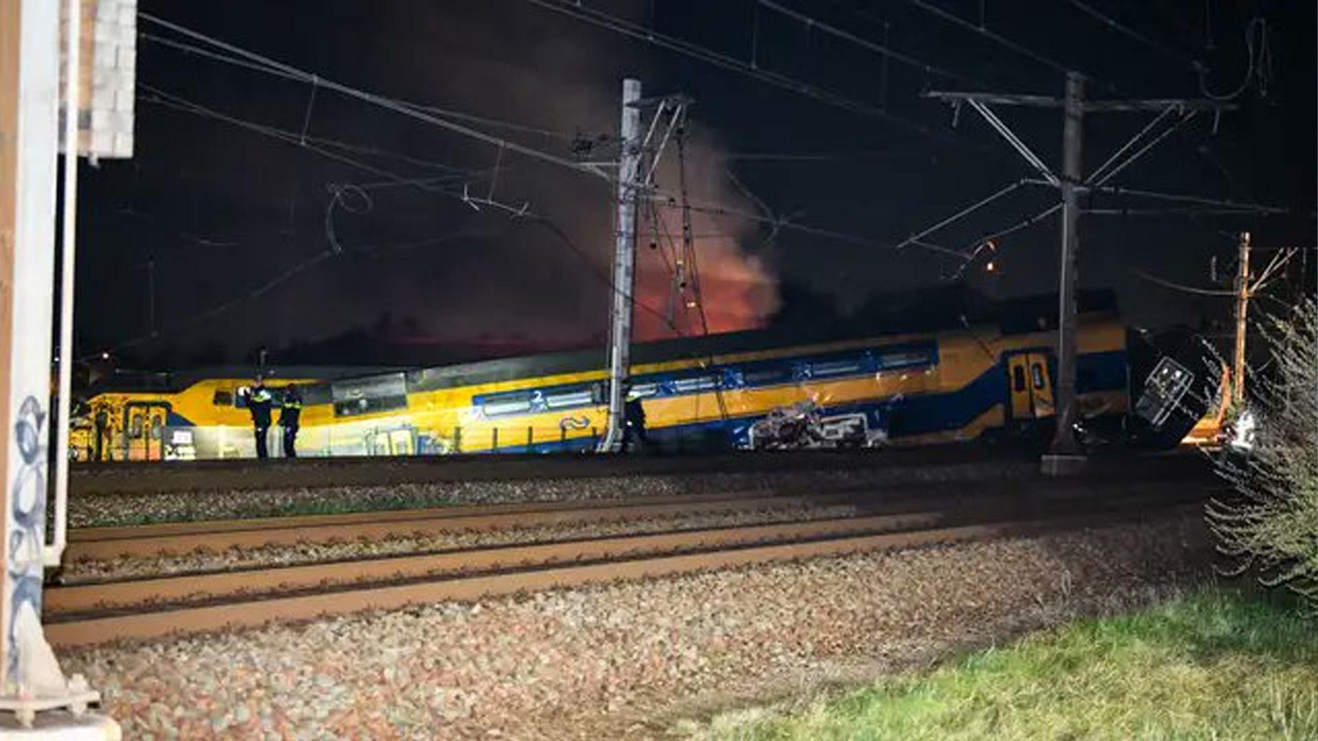 В Нидерландах поезд загорелся после столкновения со строительной техникой