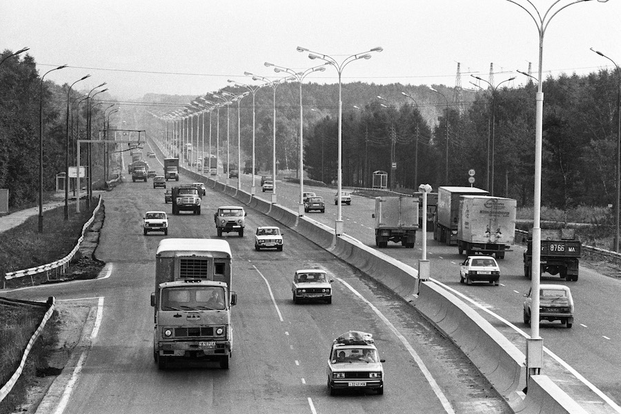 МКАД в сентябре 1994 года &mdash; отбойники и фонари уже поставлены, полотно еще не расширено