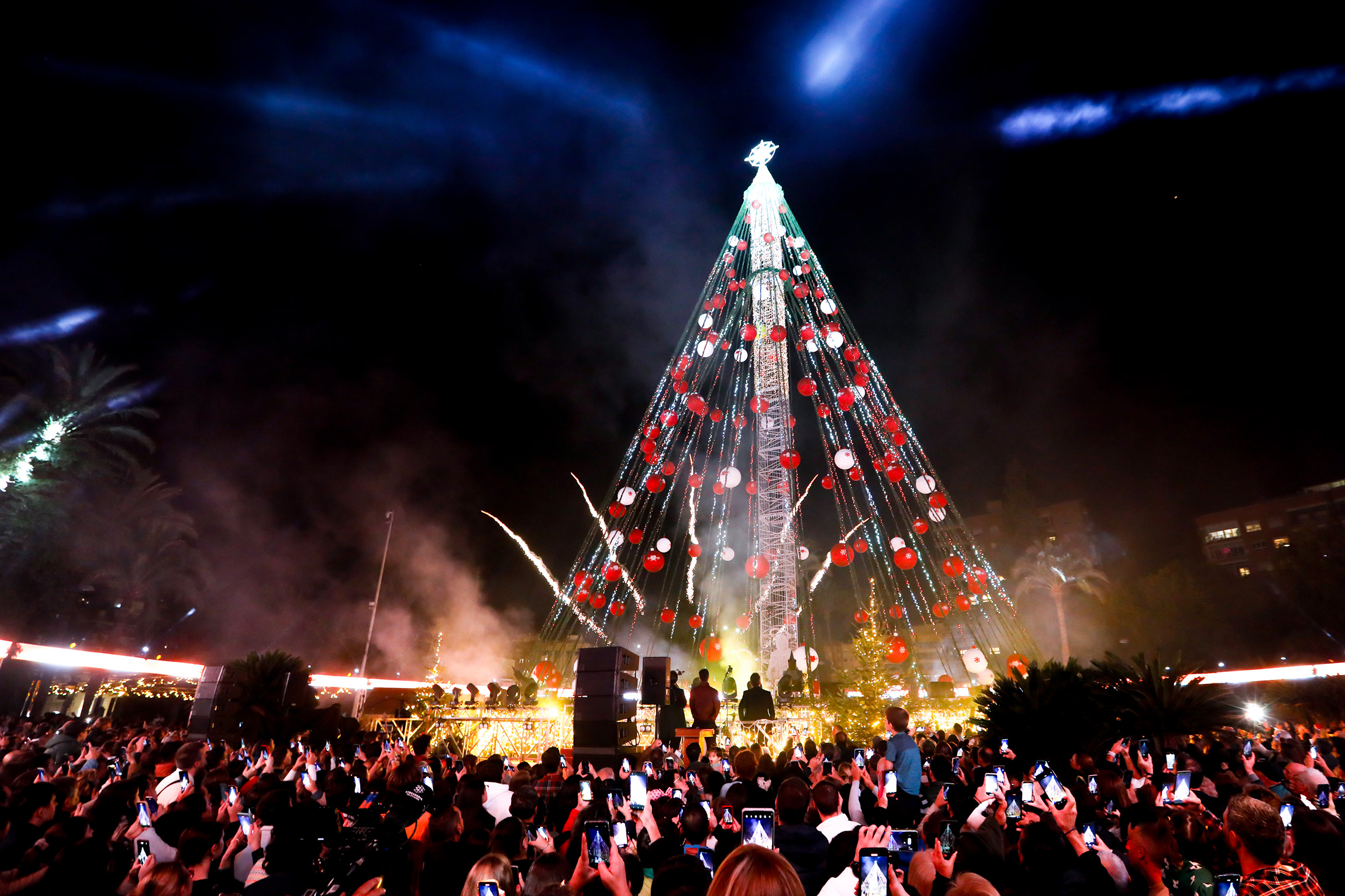 Площадь Сиркулар в городе Мурсия, Испания. Сооружение в форме рождественской ели состоит из 750 тыс. светодиодных ламп со сверхнизким потреблением энергии