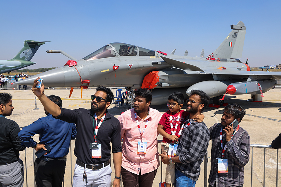 Французские самолеты Mirage 2000H находятся на вооружении индийской армии с середины 1980-х. В 2018 году Франция вывела их из эксплуатации, и Дели планирует закупать эти машины, чтобы, разобрав их на запчасти, продлить срок службы своих самолетов. На фото: посетители фотографируются у истребителя Mirage 2000 на международной авиакосмической выставке Aero India 2023, 14 февраля 2023 года