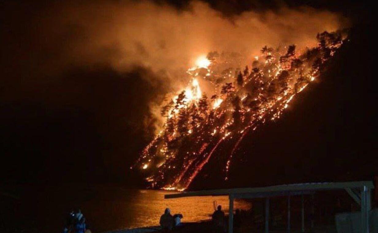 Под Джубгой начался лесной пожар из-за сигнальной ракеты туристов — РБК