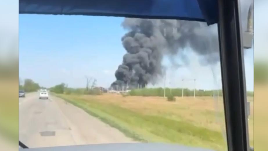 В Ростовской области на складе произошел пожар площадью 2 тыс. кв. м