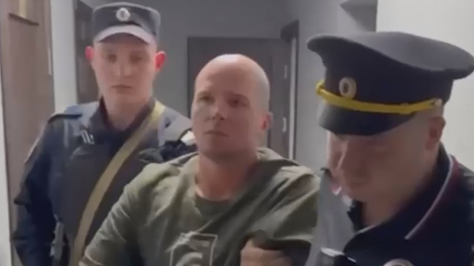 Бросившему ребенка на пол в Шереметьево предъявили обвинение в покушении