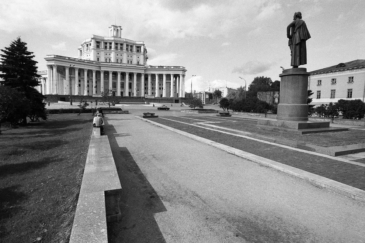 Сквер на площади Коммуны у Центрального академического театра Советской армии.&nbsp;1984 год