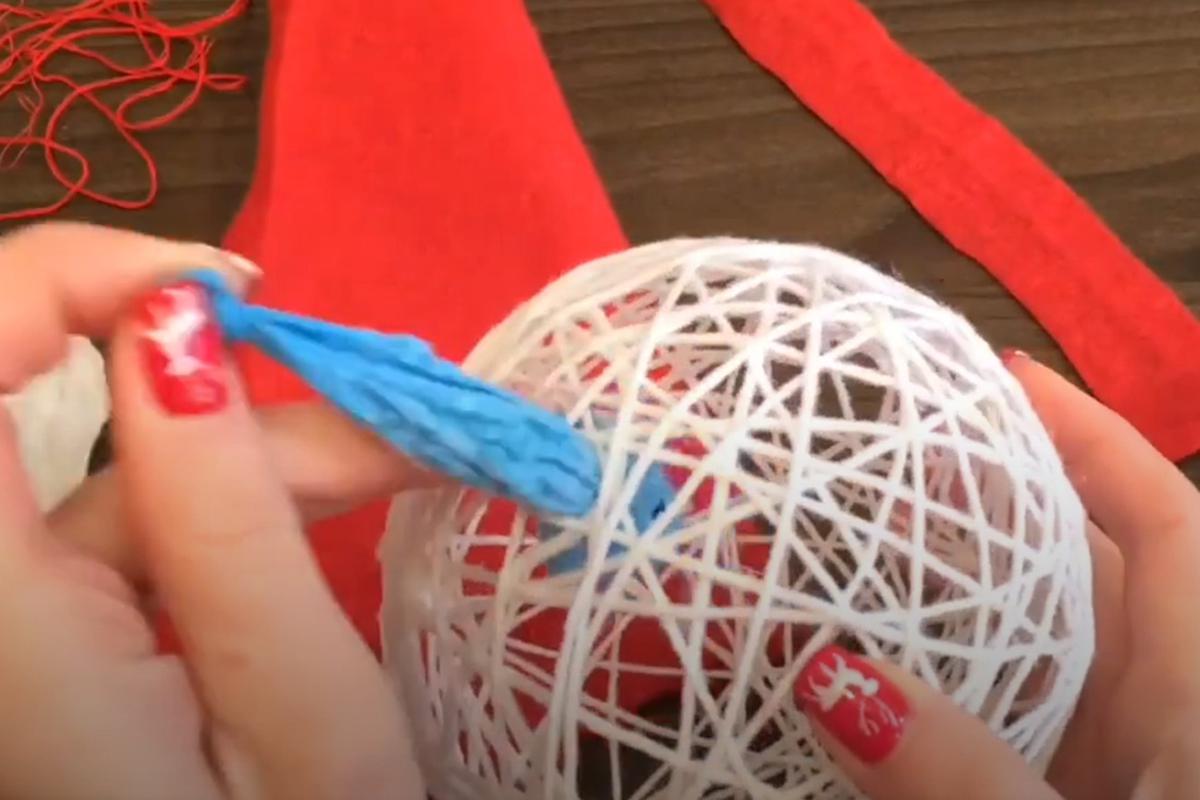 Как сделать новогодний шар из ниток