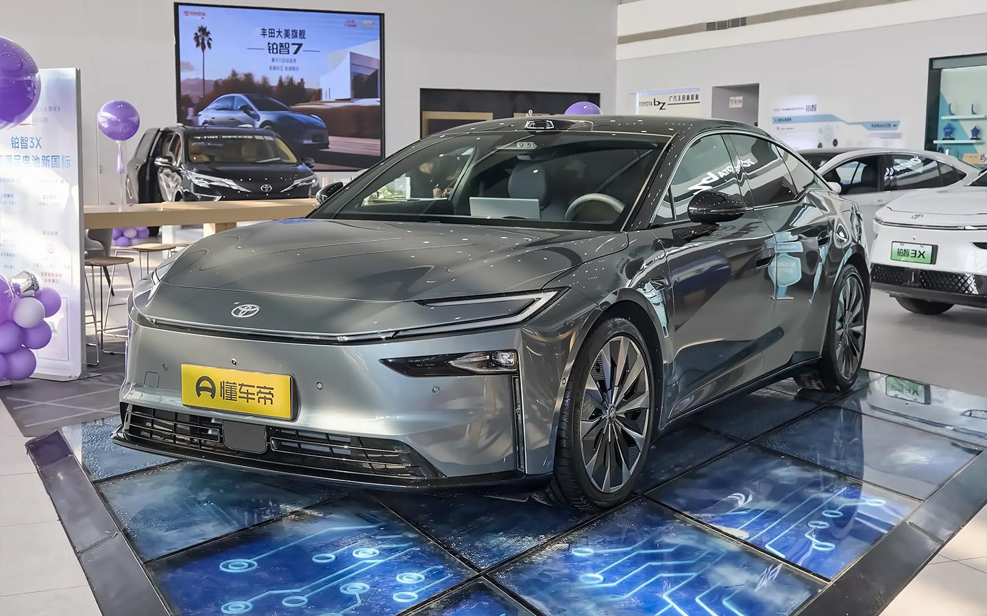 Эта Toyota удивит оснащением и ценой. Обзор японского седана bZ7 из Китая