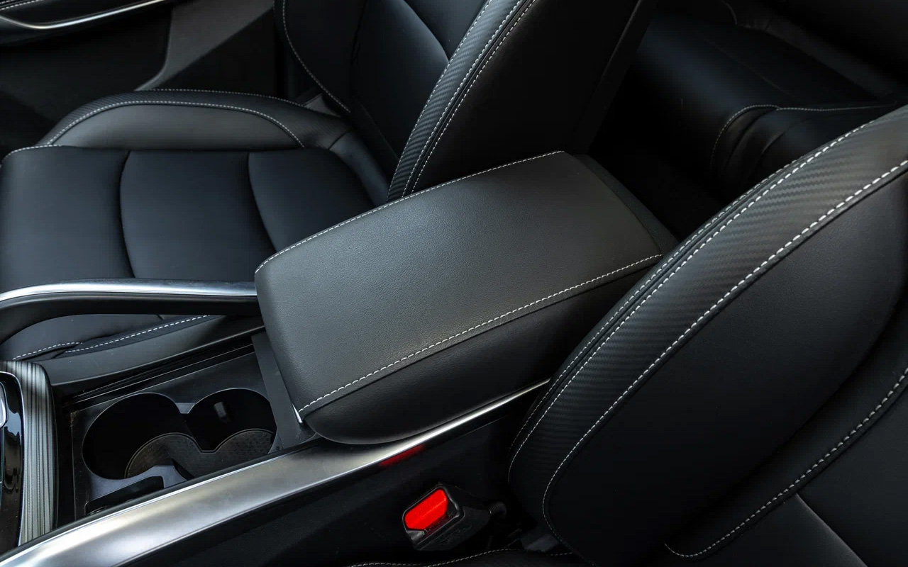 Центральный подлокотник в Belgee X70 нефункционален — он очень короткий