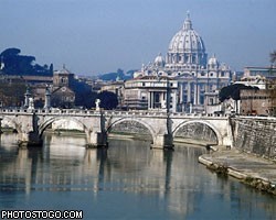 Главу Банка Ватикана подозревают в отмывании денег