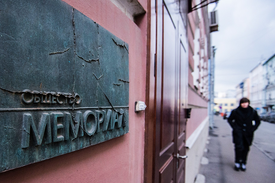 Табличка общества &laquo;Мемориал&raquo; на&nbsp;здании, расположенном в&nbsp;Малом Каретном переулке в&nbsp;Москве. Ноябрь 2015 года
