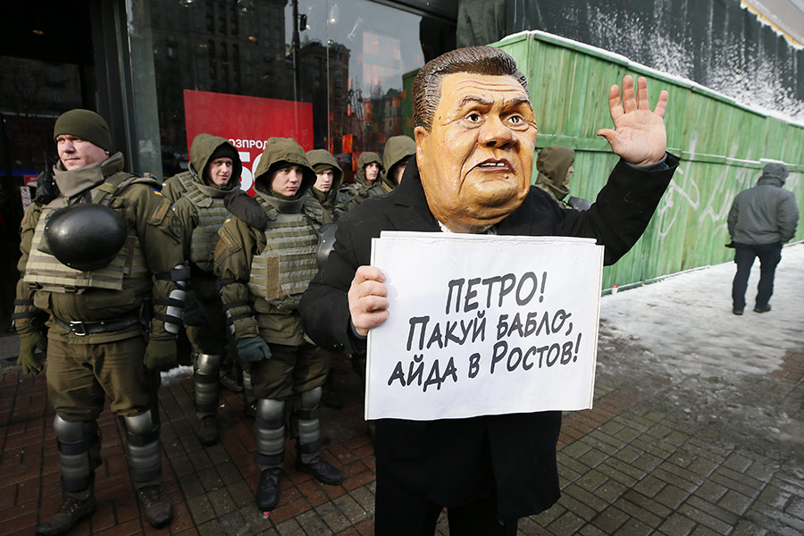 Сторонники Саакашвили выкрикивают лозунги, в том числе призывающие президента Украины Петра Порошенко уйти в отставку.