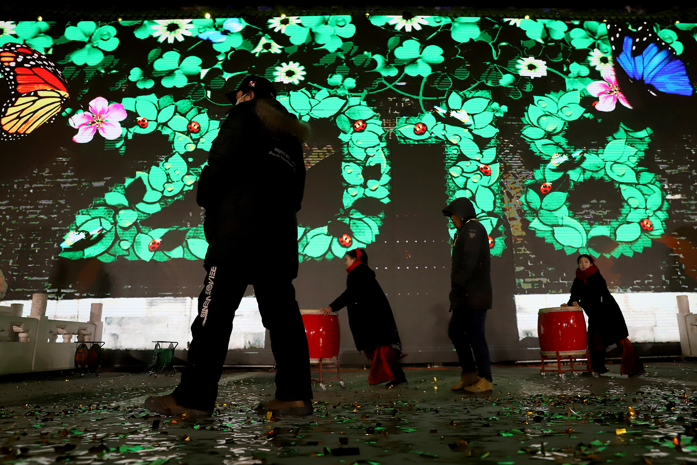 Китай. Участники новогоднего шоу в Пекине убирают барабаны после выступления