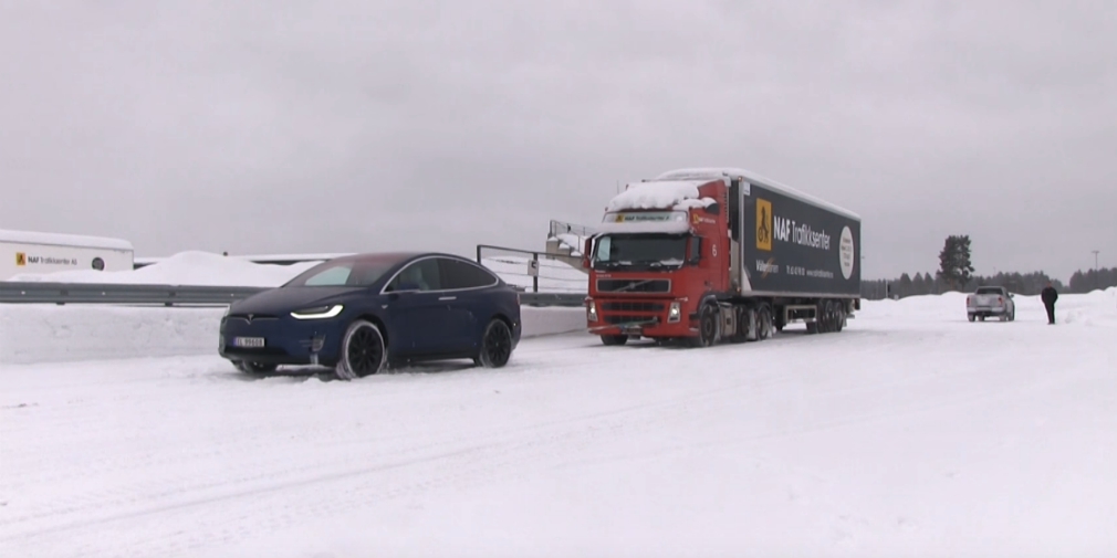 Видео: кроссовер Tesla буксирует 43-тонную фуру по снегу
