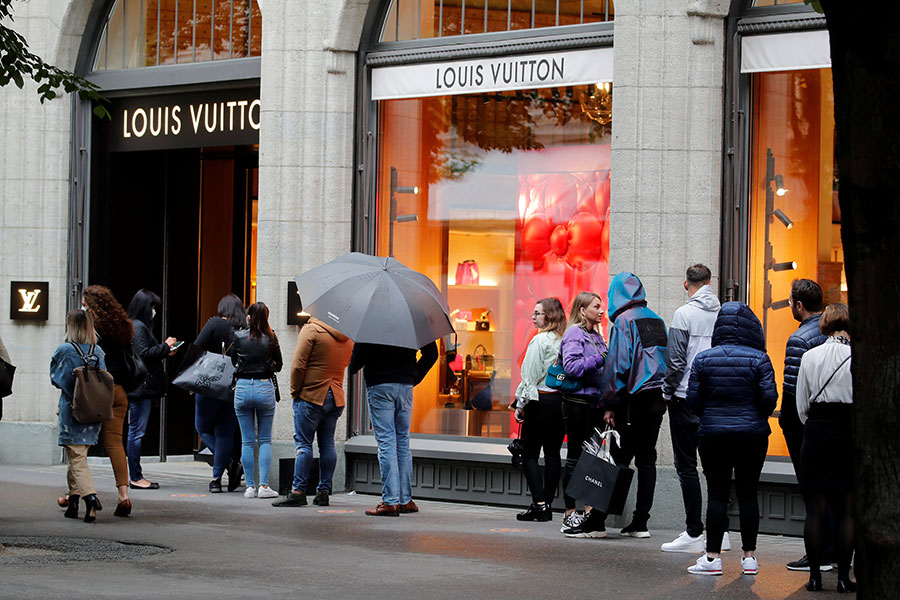 В Швейцарии открыли магазины, музеи и библиотеки

На фото: очередь перед магазином Louis Vuitton в Цюрихе

