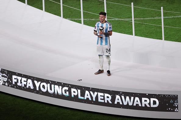 21-летний аргентинский полузащитник Энцо Фернандес становится лучшим молодым игроком турнира