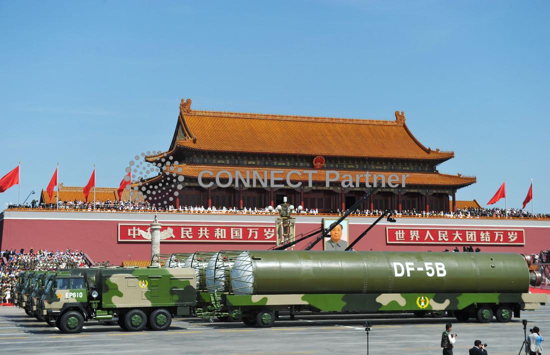 Межконтинентальная баллистическая ракета DF-5B стоит на вооружении КНР с 2015 года (на фото парад в Пекине в сентябре 2015-го). Она может нести до пяти ядерных зарядов мощностью от 200 до 300 килотонн на расстояние до 13 тыс. км.
