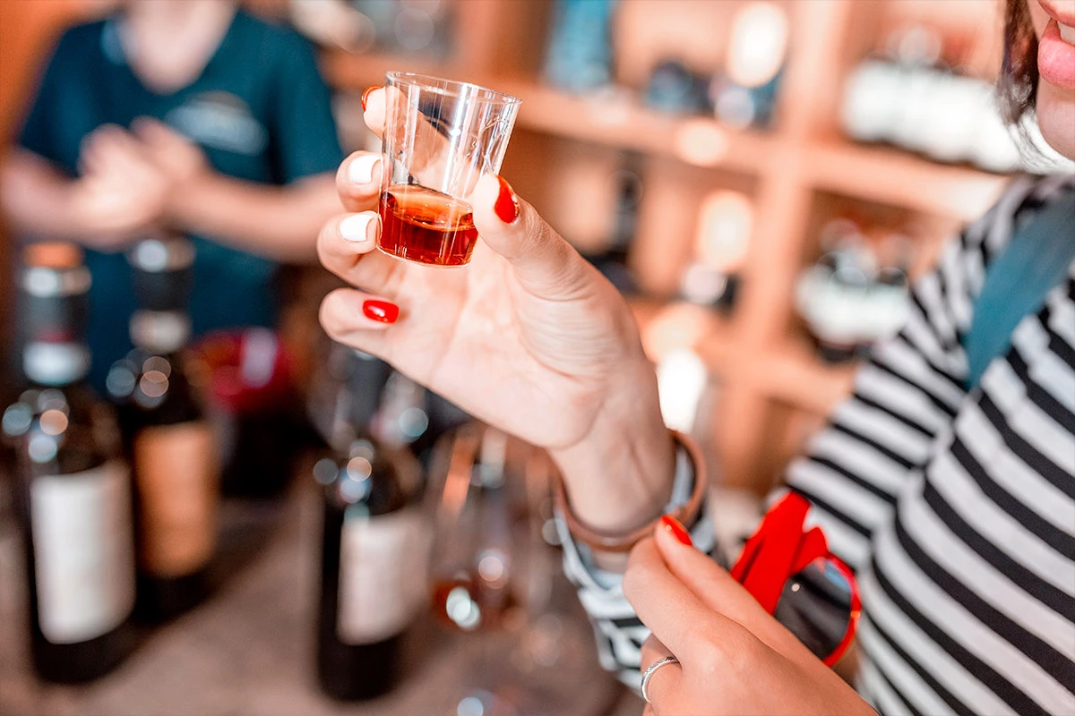 Кальвадос — это один из самых гастрономичных бренди Франции, который обладает свойствами усиления пищеварения. Французы употребляют кальвадос в качестве аперитива в коктейлях или в более классическом варианте — во время завершения трапезы