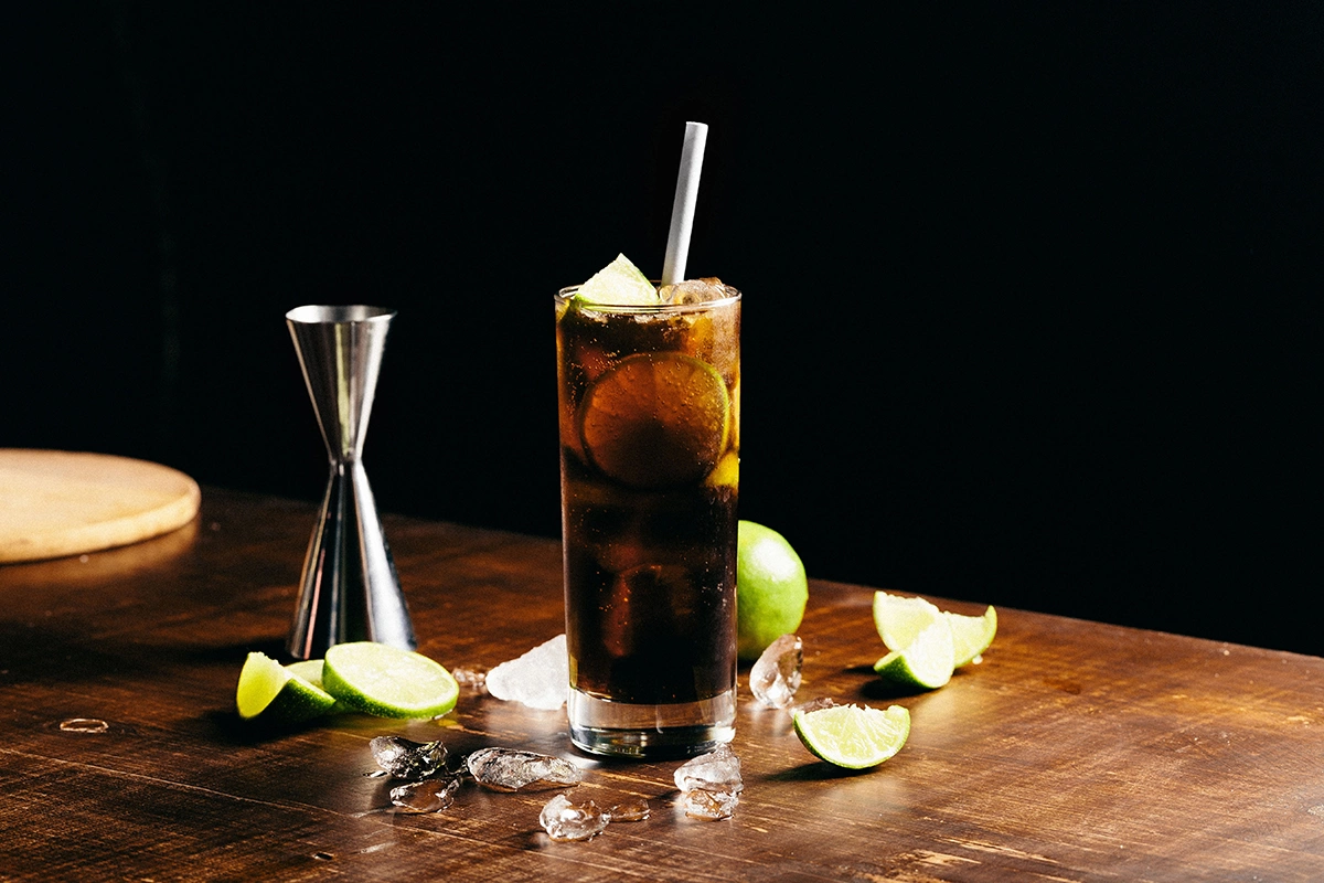 Напиток пьют медленно — это дижестив. В барах и ресторанах к коктейлю обычно подают трубочку