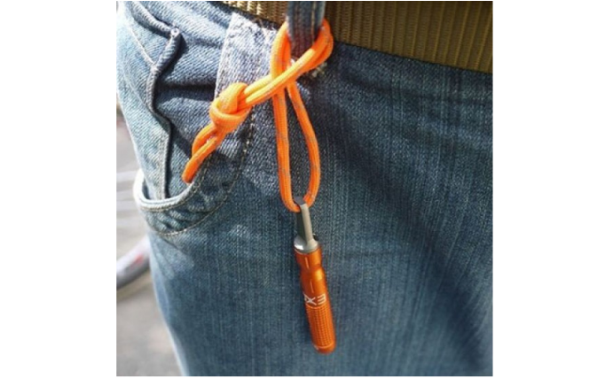 Благодаря различным расцветкам огниво выполняет не только основную функцию в походе, но и является ярким аксессуаром