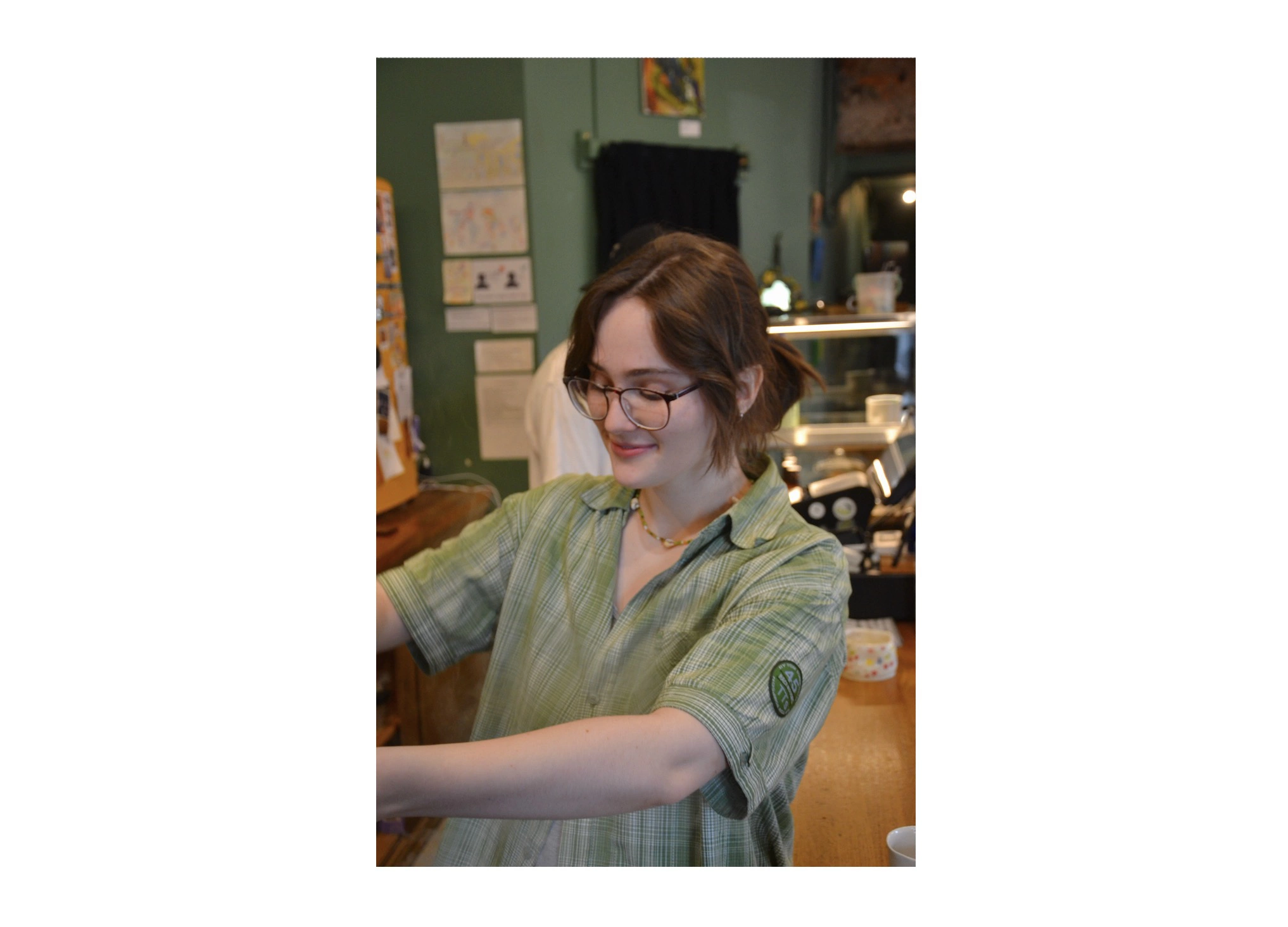 За приготовлением напитков в кафе «Огурцы»