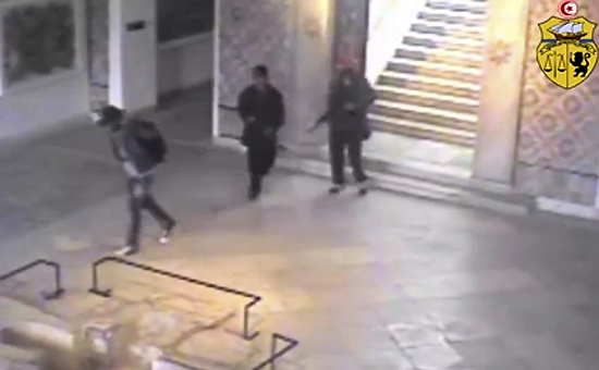 Cкриншот видеозаписи с напавшими на музей Бардо террористами