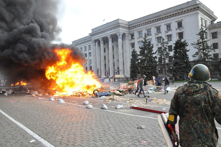 Во время массовых столкновений между сторонниками Евромайдана и Антимайдана у здания Дома профсоюзов
