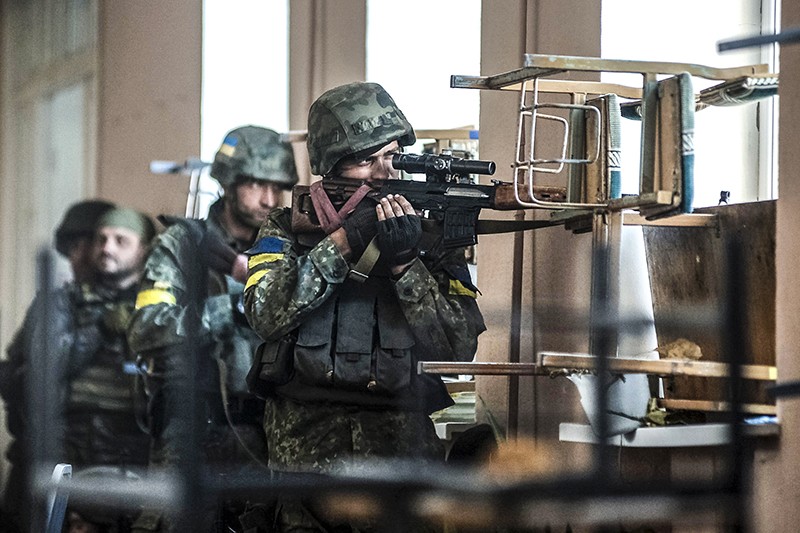 Украинские военные ведут бой за Иловайск. Силовики неоднократно заявляли, что в городе сражаются не только ополченцы, но и «кадровые военнослужащие РФ».