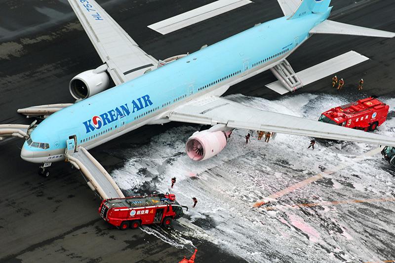 Самолет авиакомпании Korean&nbsp;Air, у которого произошло возгорание в международном&nbsp;аэропорту Токио &laquo;Ханеда&raquo;.&nbsp;27 мая 2016 года


