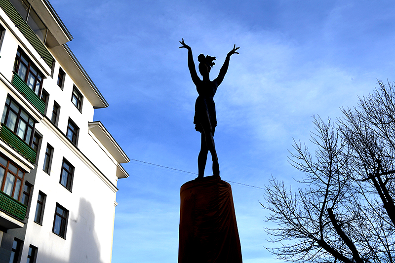 Памятник балерине Майе Плисецкой на Большой&nbsp;Дмитровке



