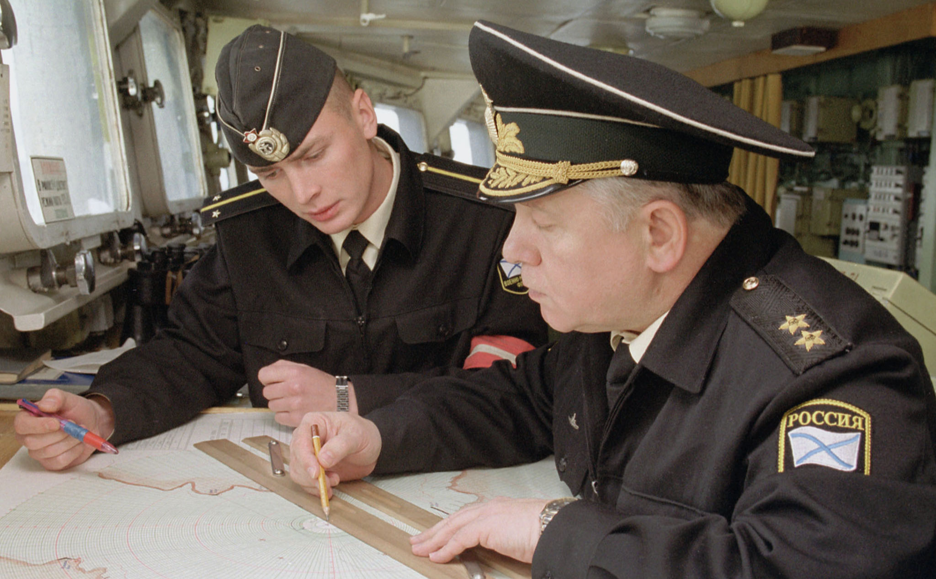Михаил Моцак (справа) в штабе экспедиции по подъему подлодки &laquo;Курск&raquo;. Октябрь 2001 года