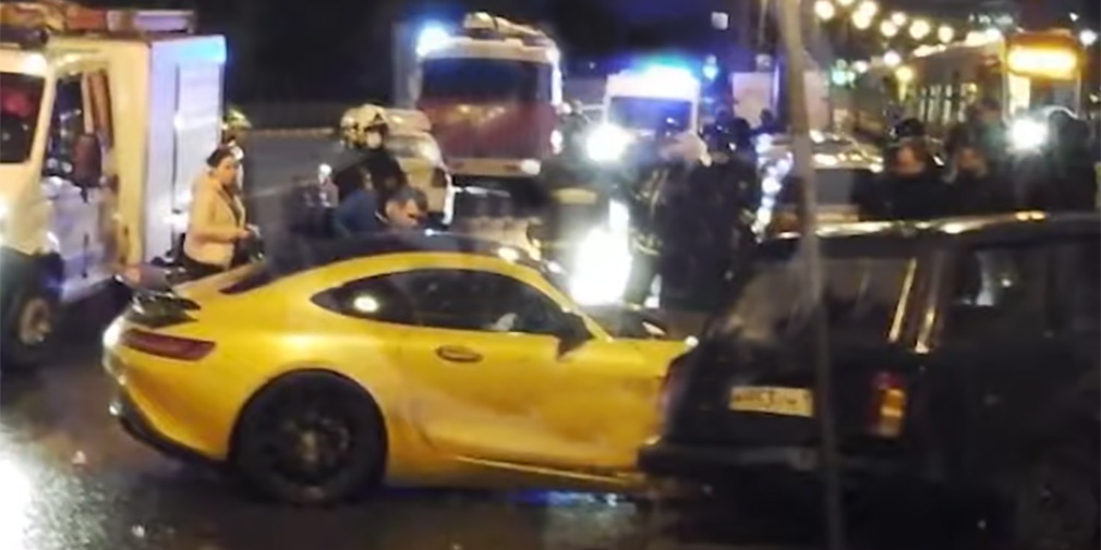 Видео: в Москве Mercedes за 14 млн рублей столкнулся с 4 автомобилями