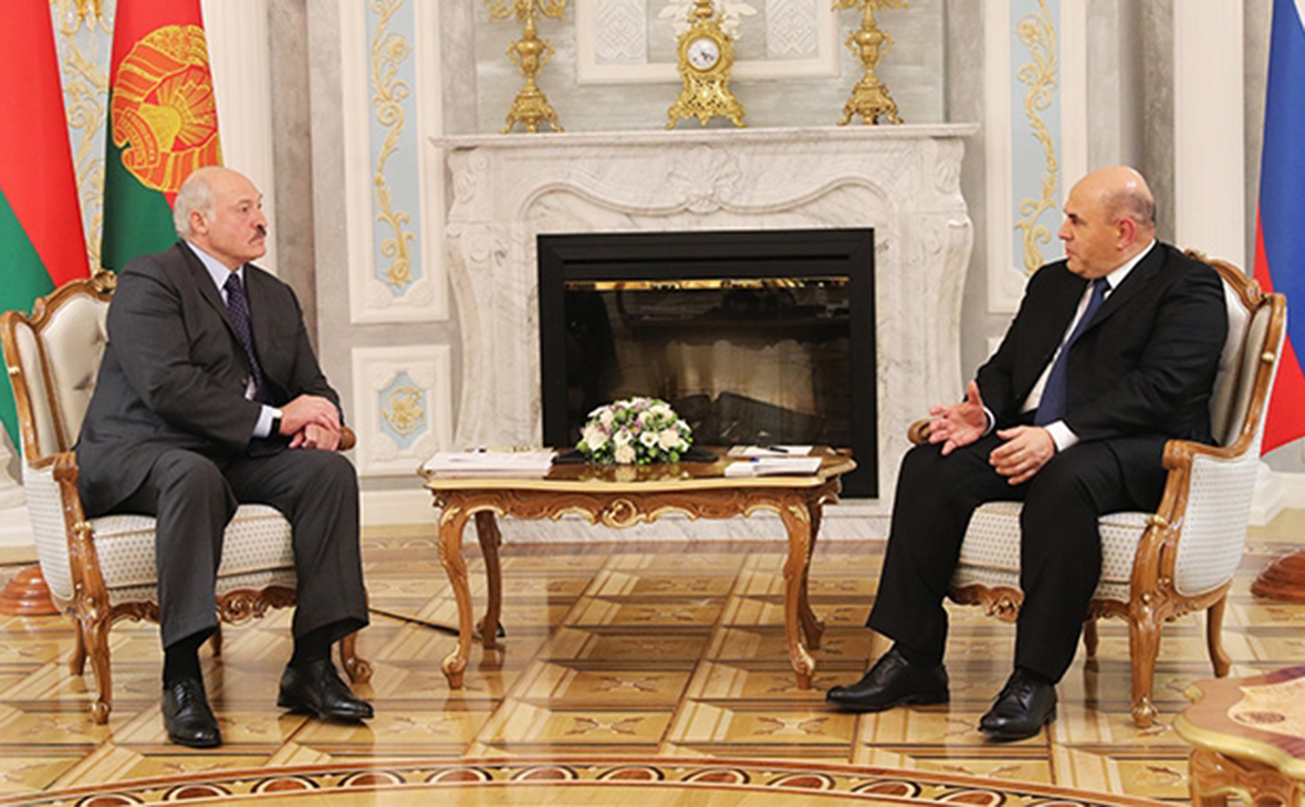 Александр Лукашенко (слева) и Михаил Мишустин во время встречи в Минске