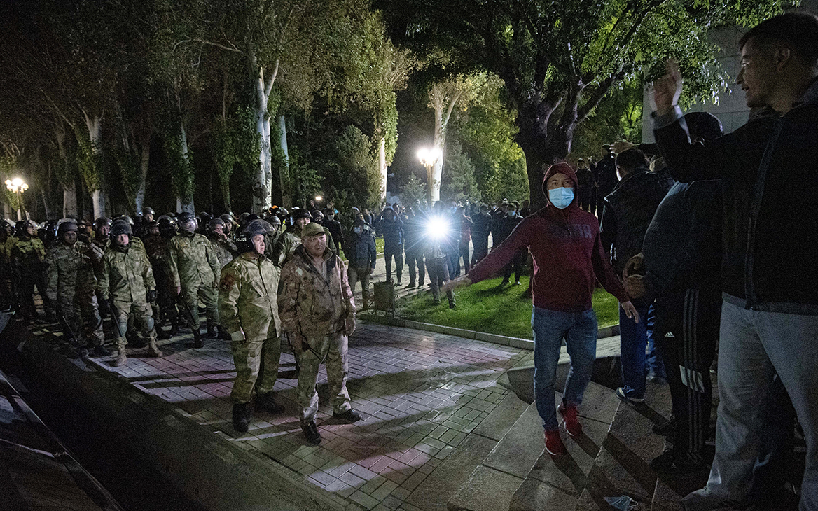 В Бишкеке на фоне протестов начались проблемы с сотовой связью