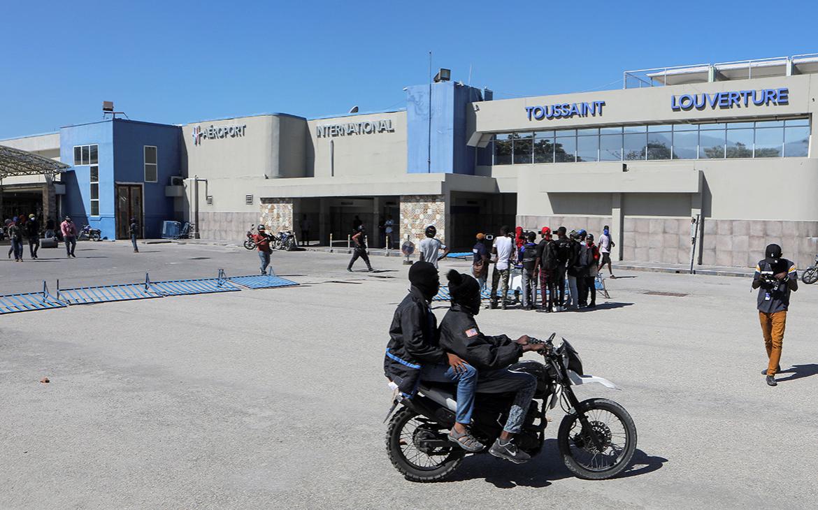 Премьер-министра Гаити заблокировали в аэропорту протестующие полицейские