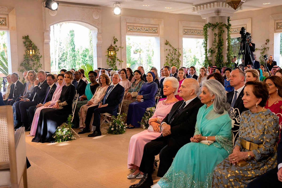 <p>Гости и родственники на церемонии заключения брака (в первом ряду слева плечом к плечу сидят мать жениха, королева Рания, и мать невесты&nbsp;Аззу Аль Судаири)</p>