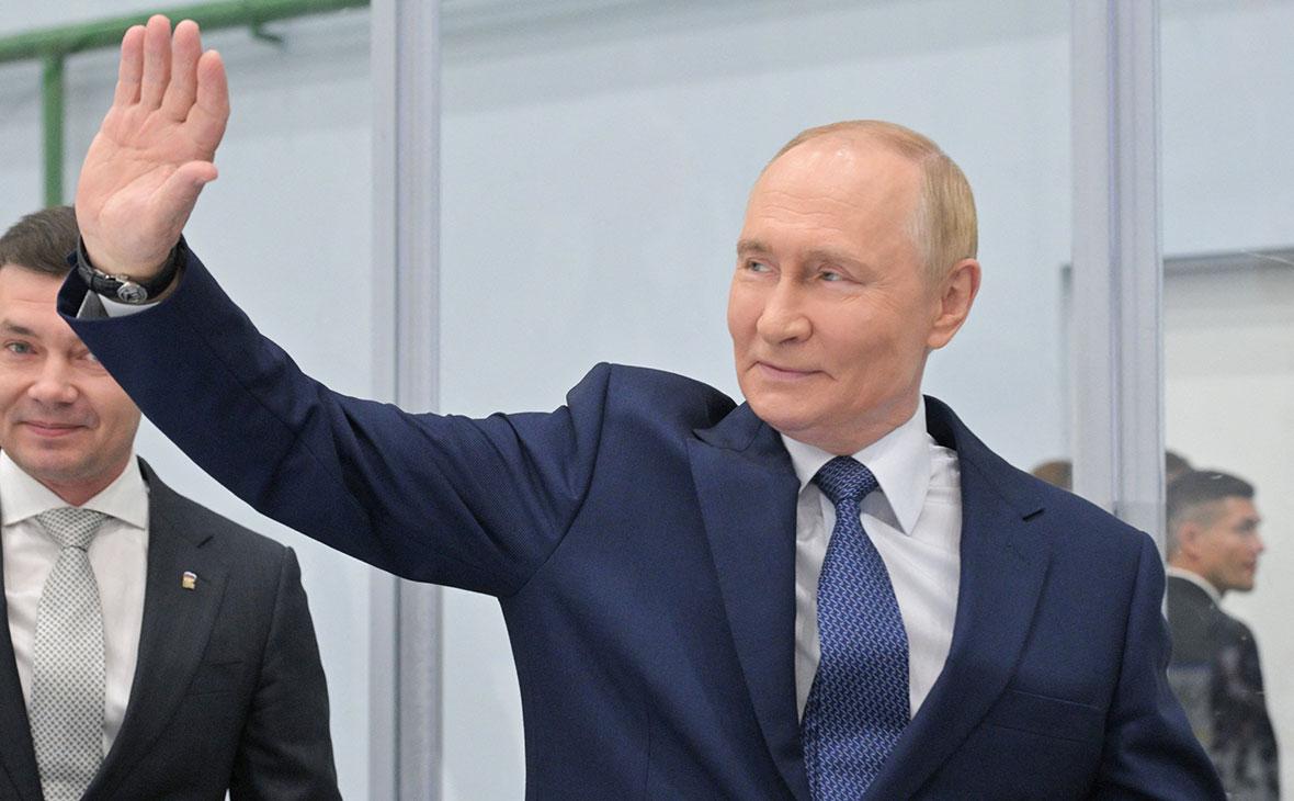 Владимир Путин во время посещения завода компании «Омега-Си Энтерпрайз» в Магадане, 15 августа 2025 года