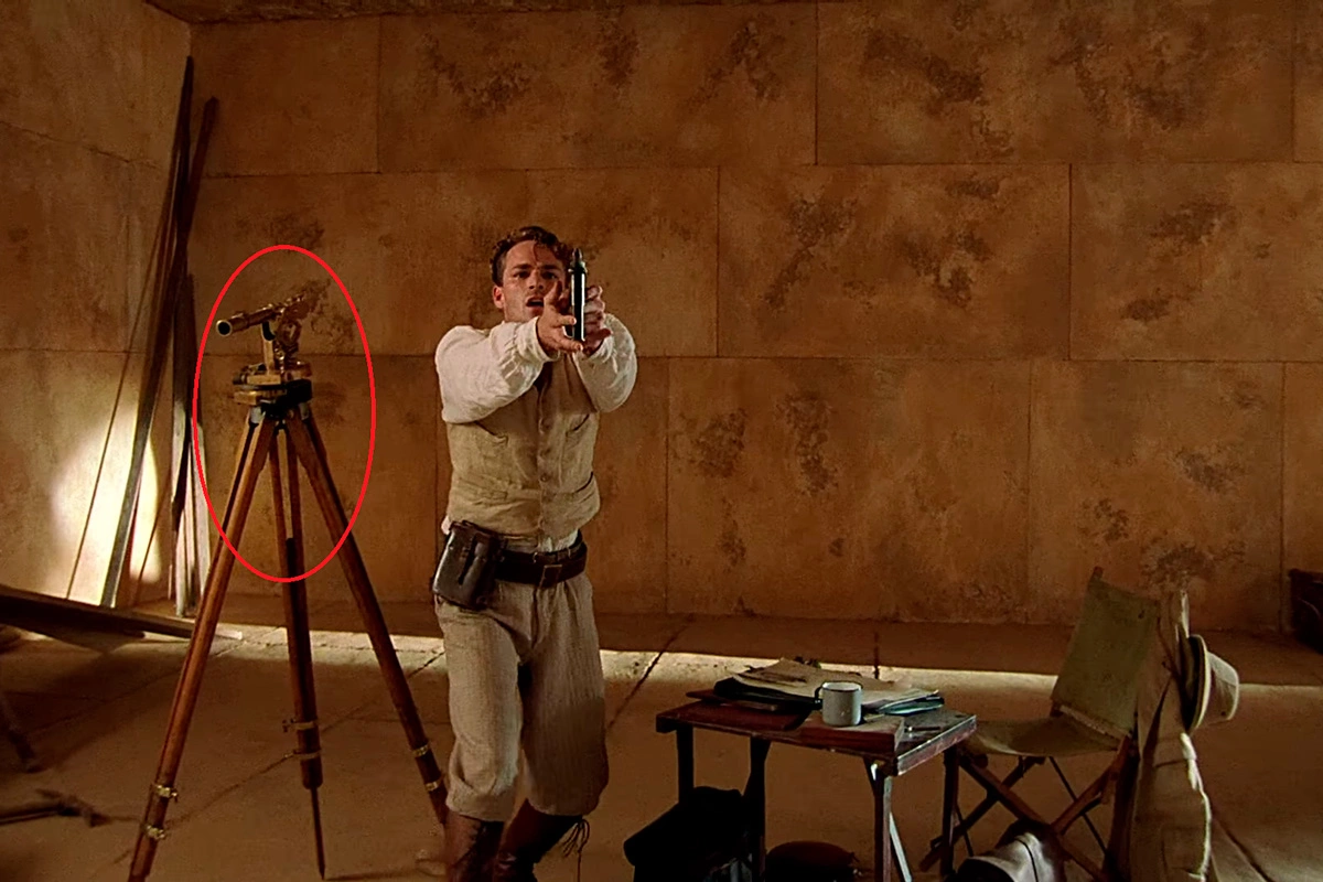 Подзорная труба стоит на треноге, кадр из фильма «Пятый элемент»