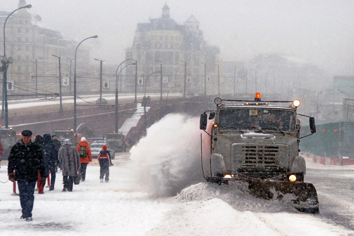 Уборка снега на Васильевском спуске, Москва, 2006 год