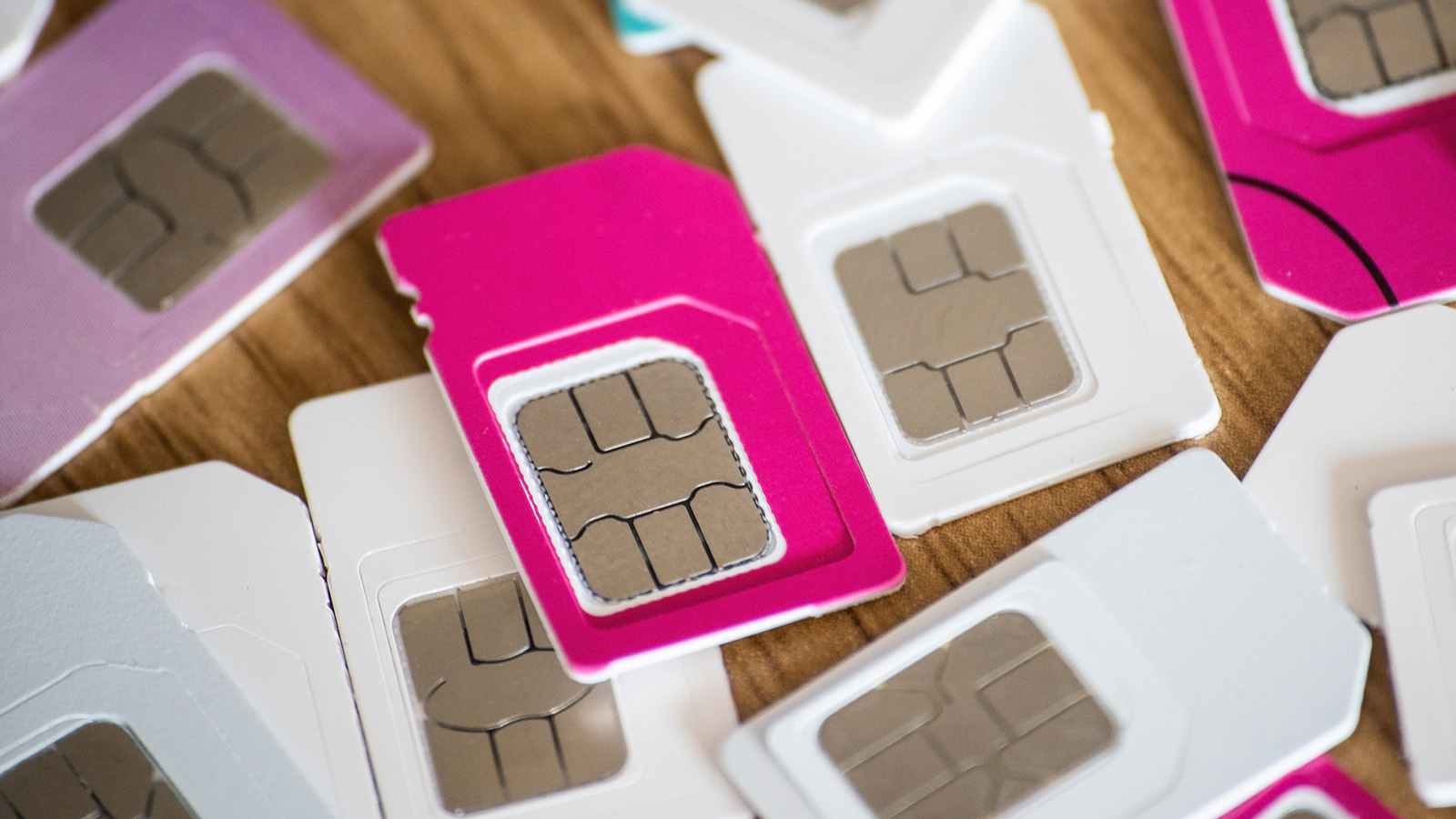 Российские операторы связи смогут блокировать сим-карты. Кому это грозит